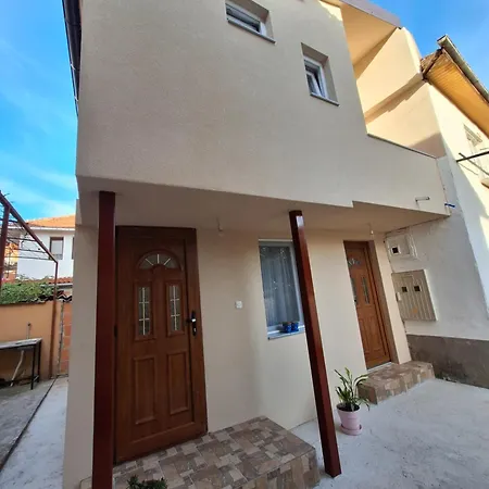 Apartment Eminovic 3 *